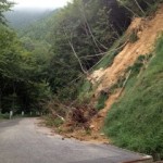 加波山の林道の崖崩れ